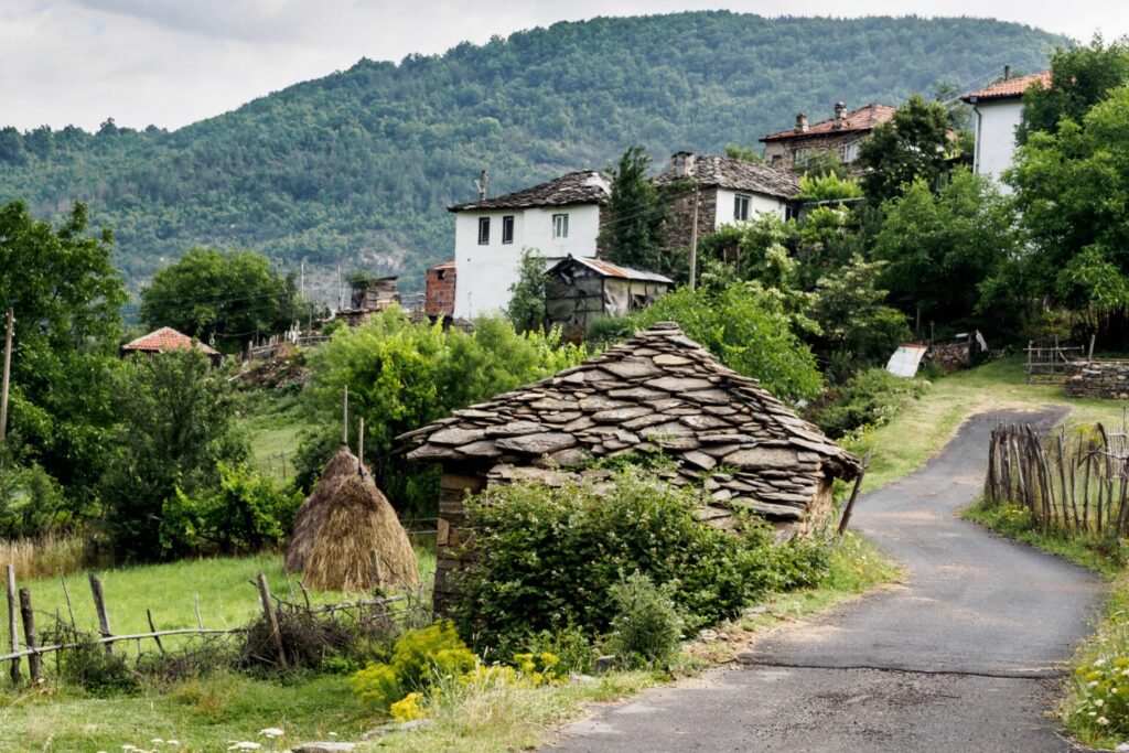Традиционни къщи с каменни покриви в планинско село в България